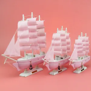 Holz Segelboot Modell Ornament, kreatives rosa und weißes Schiffsset für die Heimdekoration.