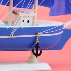 Nahaufnahme Detail des blau-weißen holz Segelboot Ornaments mit Miniatur Anker.