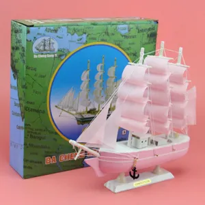 Holzsegelboot Modell Detail, rosa Stoffsegel und zarte Ankeranhänger Dekoration.
