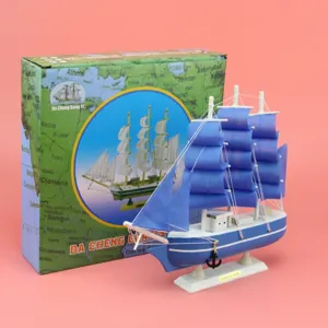 Holzsegelboot Modell Ornament mit blauen Segeln und Sockel für Schreibtischdekor.
