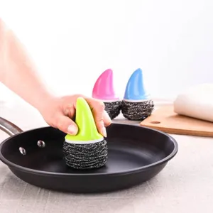 Ergonomische handvat staalwol borstel voor het reinigen van keukengerei pannen en potten.
