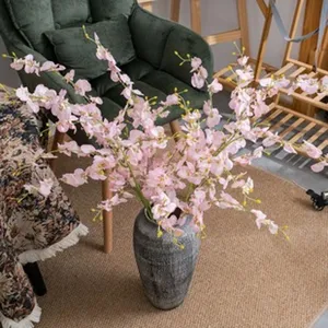 Arreglo floral artificial rosa en jarrón gris para decoración de hogar en detalle