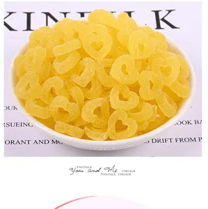 Primo piano di cabochon in resina a forma di cuore giallo con consistenza zuccherina per fai da te.
