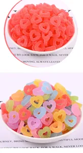 Cabochon in resina a cuore di zucchero per fai da te, dettagli di ciondoli dolci.
