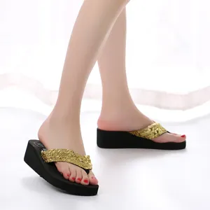 Goldene Pailletten Keilabsatz Flip Flops für Damen, bequeme Plateau Zehentrenner für den Sommer.