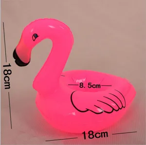 Nahaufnahme des rosa aufblasbaren Flamingo-Getränkehalters, ideal für Poolpartys und Sommer.