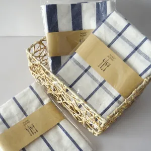 Blau-weiße karierte Baumwoll-Tischsets und Servietten Set im dekorativen Korb für Küche.