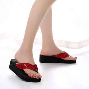 Detailansicht roter Pailletten-Keilabsatz-Zehentrenner mit glitzerndem Riemen und bequemer Sohle.