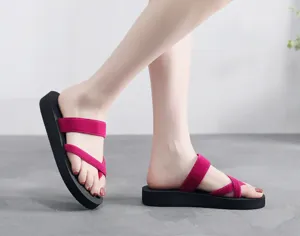 Zomer casual dames plateau teenslippers met roze kruisbanden en comfortabele platte zolen.