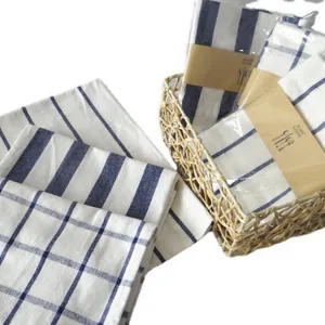 Japanische blaue und weiße gestreifte und karierte Tischsets und Servietten für Zuhause.