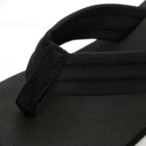 Schwarze Zehentrenner Detailansicht, bequemer Riemen und strukturierte Sohle für den Sommer.