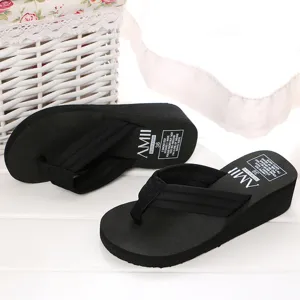 Sommer Keilabsatz Zehentrenner für Damen, dicke Sohle schwarze Sandalen, bequeme Strandschuhe.