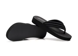 Tongs compensées noires pour femmes, sandales de plage élégantes avec brides en tissu.