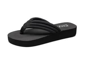 Tongs compensées noires pour femmes, sandales de plage confortables à semelle épaisse pour été.