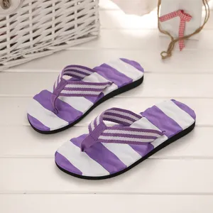Modische lila-weiße gestreifte Zehentrenner für Damen, bequeme Sommersandalen für Strand und Freizeit.