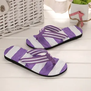 Detailansicht der lila-weißen gestreiften Damen Zehentrenner Sandalen Sommerschuhe neu