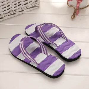 Damen Zehentrenner mit violett-weißem Streifenmuster und dicker Sohle, ideal für Sommer und Strand.
