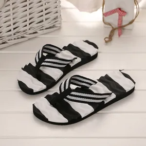 Schwarz-weiße gestreifte Zehentrenner Detailansicht, bequeme Sommerschuhe Nahaufnahme.