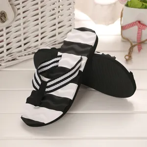 Schwarz-weiße Keil-Zehentrenner, bequeme dicke Sohle Strandsandalen für Damen im Alltag.