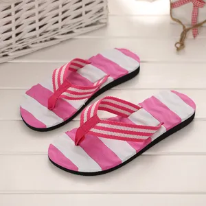 Rosa-weiße gestreifte Zehentrenner Detailansicht, bequeme flache Strandsandalen für Damen.