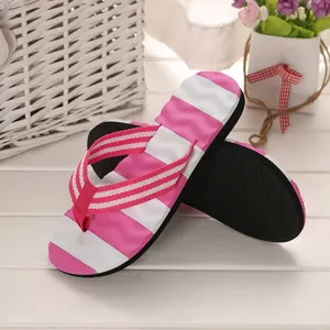 Detailansicht der rosafarbenen und weißen gestreiften Zehentrenner, Freizeitschuhe.