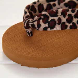 Detailansicht von Damen Mode Leopardenmuster Zehentrenner Sandale mit dicker brauner Sohle.