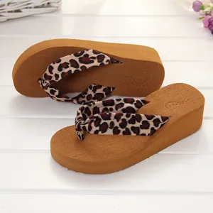 Damen Keilabsatz Plateau Flip Flops Detailansicht, Sommersandalen mit Leo-Muster.