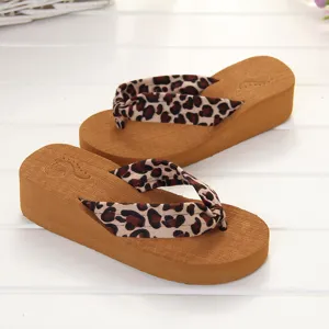 Detailaufnahme von Keilabsatz Damen Flip-Flops mit modischem Leopardenmuster und Fußbett.