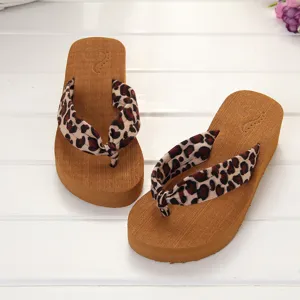 Leopard-Keil-Zehentrenner für Damen mit bequemer Plateau-Sohle und stilvollem Riemen-Design.