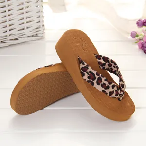 Damen Pantoletten Keilabsatz Sommer Strand Badeschuhe Leopardenmuster Zehentrenner Schuhe