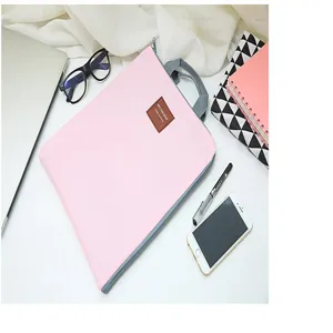 Detailansicht der rosa Oxford-Canvas-Laptoptasche und Dokumententasche mit grauen Griffen.