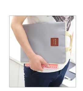Detailaufnahme der grauen Oxford Stoff Laptoptasche mit praktischem Griff im Detail.