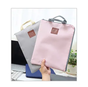 Detailansicht der mehrschichtigen Oxford-Stoff-Laptop-Tasche mit Reißverschluss.
