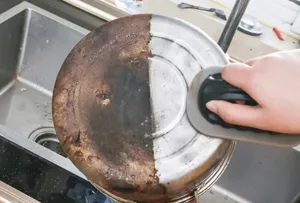 Spugna magica al carborundum con manico per pulire il fondo delle padelle e lo sporco.