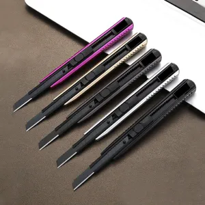 Juego de cuchillos de utilidad de metal con hojas negras y opciones de varios colores.