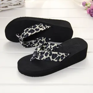 Damen Sommer Keilabsatz Zehentrenner dicker Boden Strandschuhe lässige Leo Print Sandalen