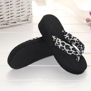 Damen Keilabsatz Plateau Flip Flops mit schicken Leo-Muster Riemen und bequemer schwarzer Sohle.