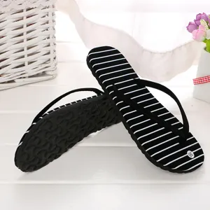 Schwarz-weiße gestreifte Damen Flip-Flops, bequeme Strandschuhe für den Sommer.