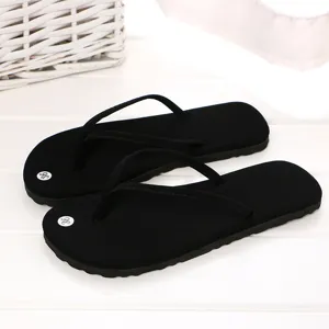 Schwarze Zehentrenner für Damen Sommerschuhe flache lässige Strandsandalen in Detail.