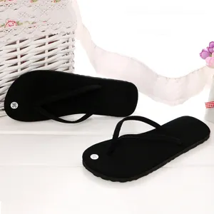 Klassische schwarze Sommer Flip Flops flache lässige Strandsandalen mit einfachem Design.
