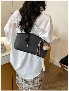 Detailansicht der stylischen koreanischen Kontrast Baguette Umhängetasche mit Bärenanhänger.