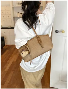 Schicke koreanische Schulter-Baguette-Tasche für Damen, vielseitige Tasche mit Bärenanhänger.