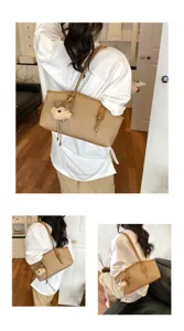 Details der koreanischen Canvas-Schultertasche mit süßem Bären-Plüschanhänger für Damen.