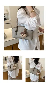 Schicke koreanische graue Baguette Schultertasche mit Hund Anhänger für Alltag und Freizeit.