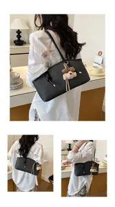 Detailansicht der schwarzen Schultertasche mit Plüschbärchen-Anhänger im Café-Stil.