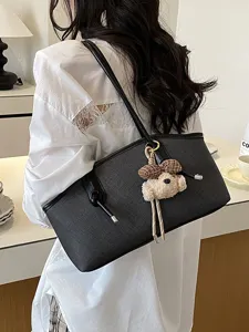 Schwarze Schulter-Baguette-Tasche für Damen, schicke Achseltasche mit süßem Bärenanhänger.