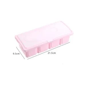Boîte à épices rose en plastique à quatre compartiments avec couvercle pour cuisine.