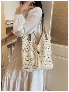 Bolso tote de ganchillo de algodón beige para mujer, bolso de hombro grande con borla.