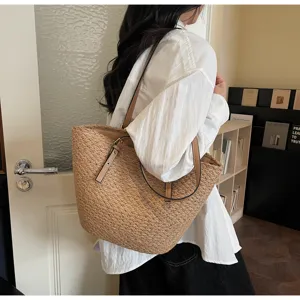 Geflochtene Strohtasche Schulter Detail mit grossem Fassungsvermoegen fuer Sommer Strand.