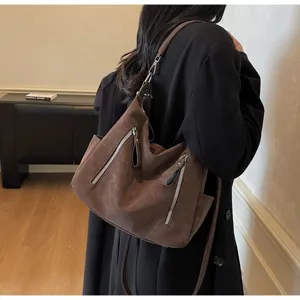 Trendy brown shoulder bag for women, large capacity retro crossbody commuter tote bag.